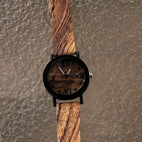 Wood grain look alike watch with a stainless back - Picture 4 of 6